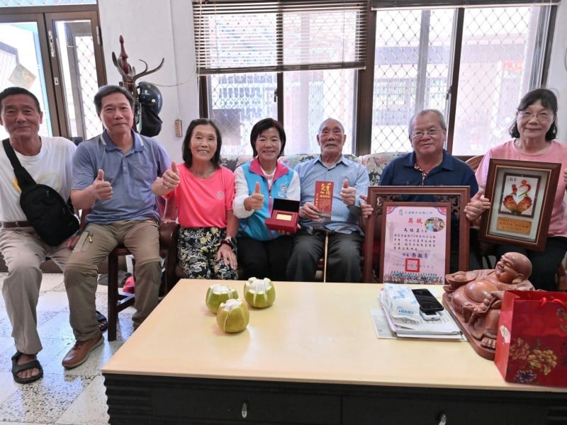 游淑貞推動敬老金多元領取　轉帳自領兼顧長輩便利 吉安1萬7,895位長者領取重陽敬老禮金